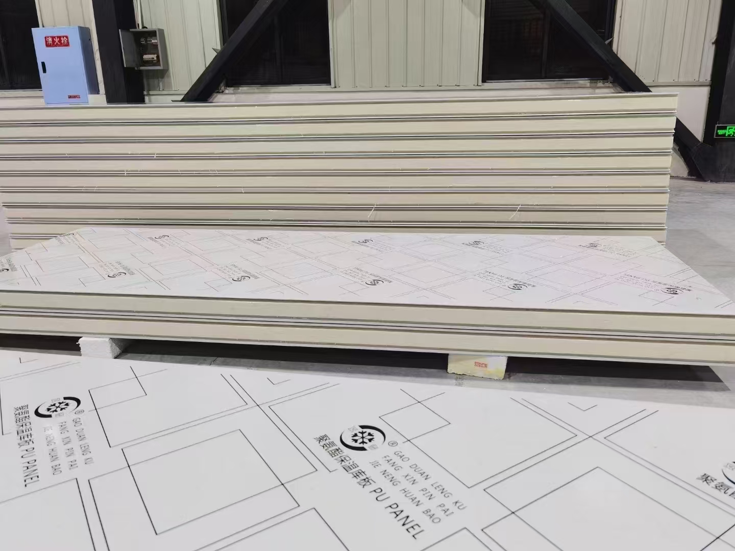 Machine-Made PIR/PUR Insulated Sandwich Panel with Metal Facing Fire Resistant B2/B1 1 Year Warranty for Cold Room Roof