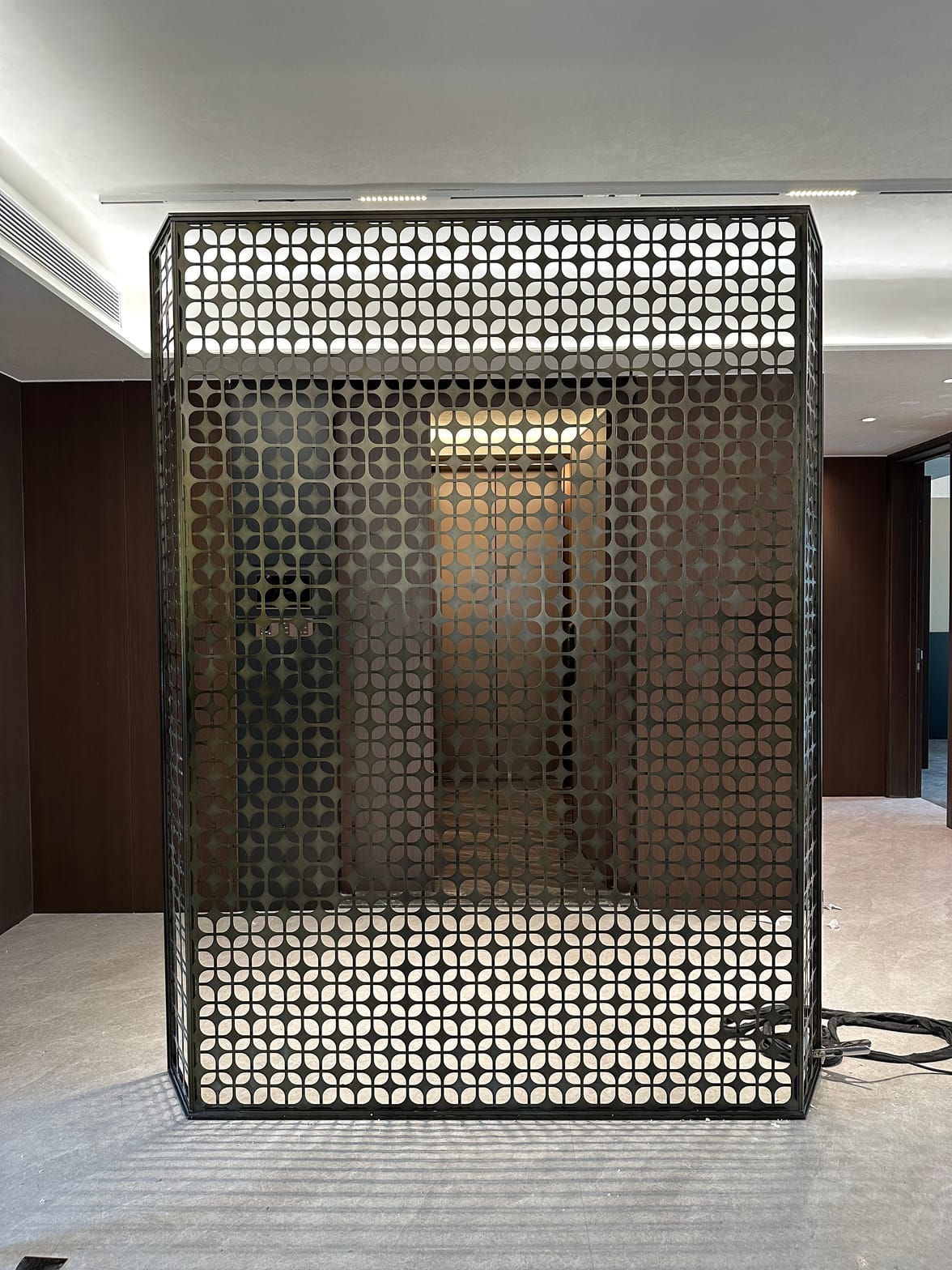 Modern Luxury Stainless Steel Laser Cut Room Divider Decorative Metal Partition Screen for Hotel Restaurant