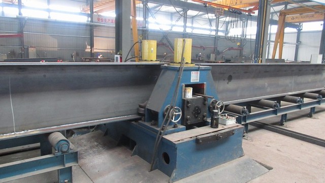 Insulated sandwich panel production process at Jonas Build factory