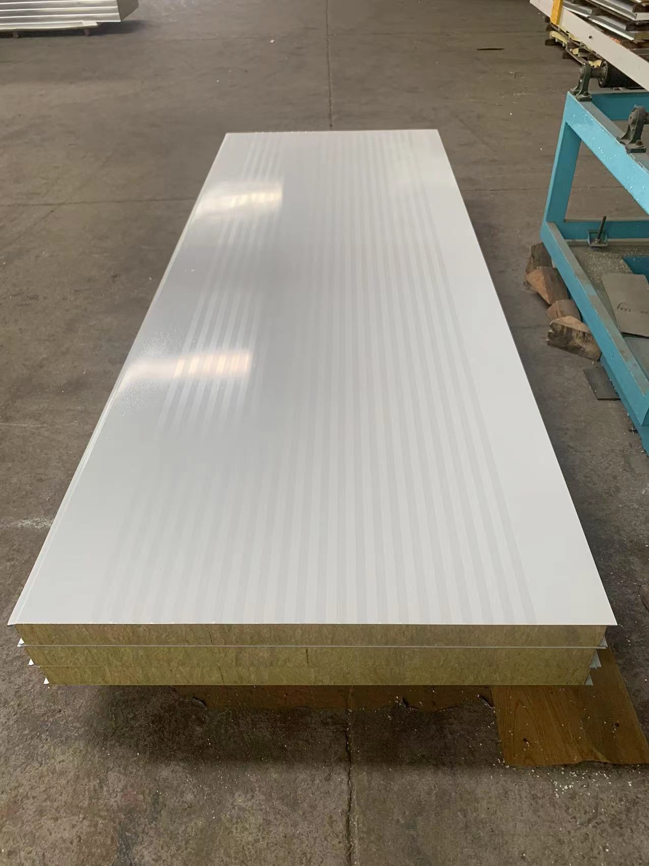 Insulating and soundproof sandwich panels for container houses
