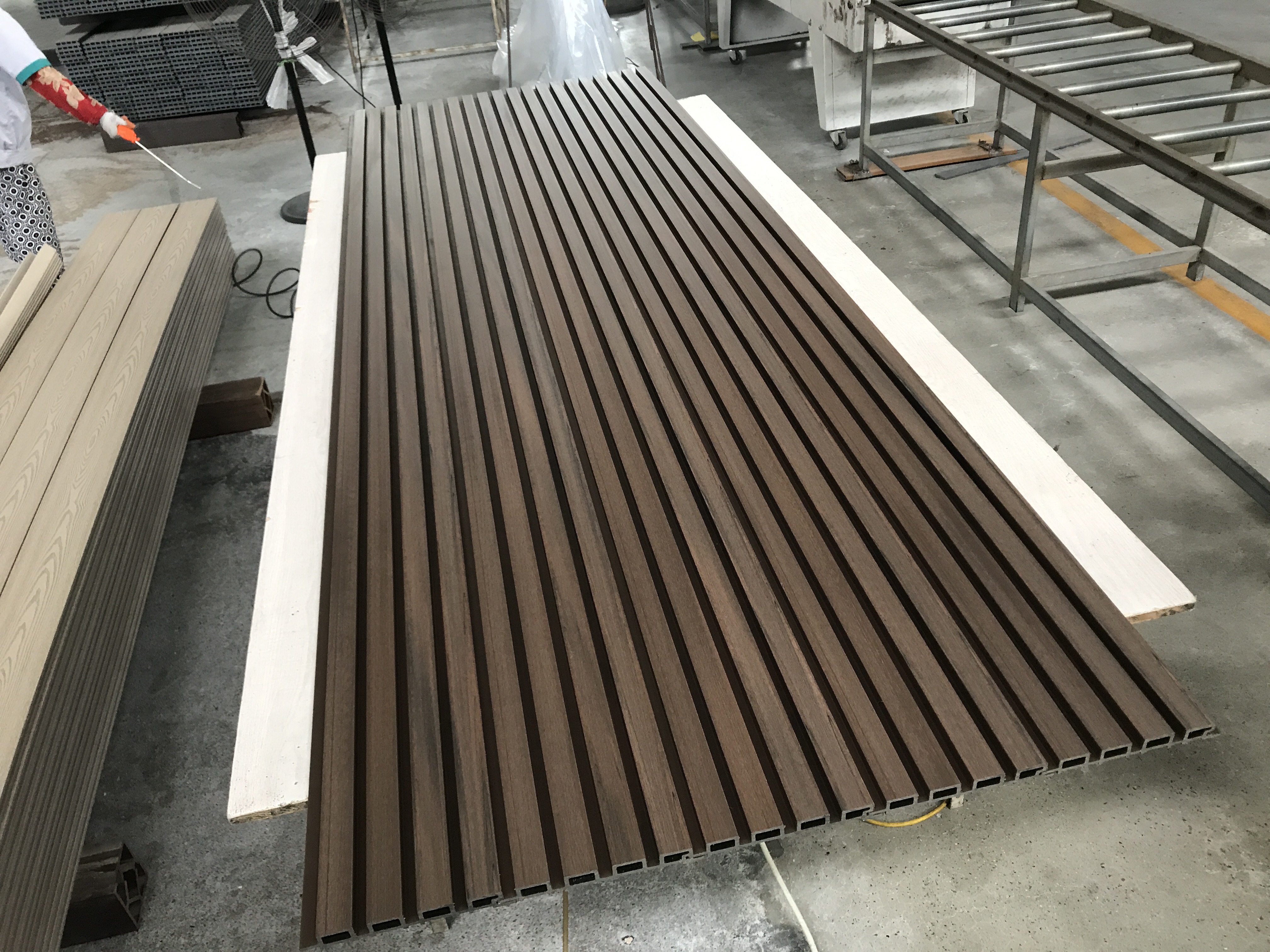 Wholesale Wood-Plastic Composite Exterior Building Materials Solid UV-Resistant WPC Wall Cladding Engineering Panels