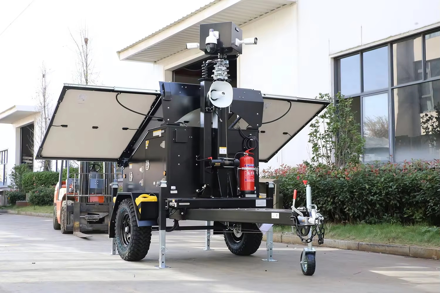 Mobile Solar LED Light Towers 4K CCTV Surveillance System IP67 Waterproof WiFi 8CH NVR Portable Solar Powered Outdoor Trailer