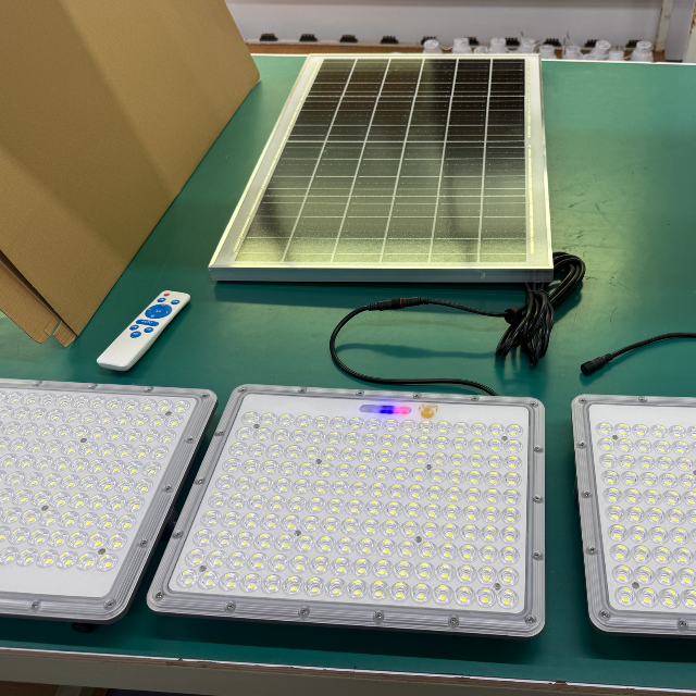 Portable Rechargeable Solar LED Flood Light IP65 Aluminum Floodlight for Garden Emergency Camping &amp; Jobsite Use
