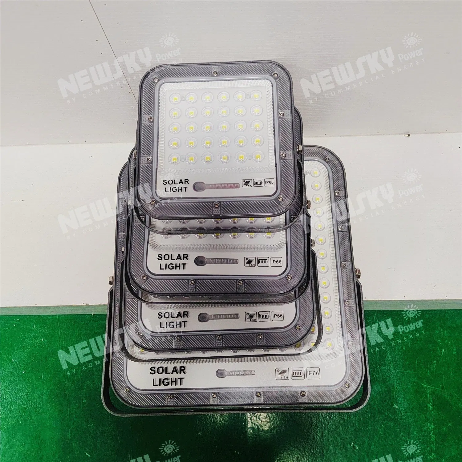 High Efficiency 180lm/W Aluminum IP66 Rechargeable Solar Flood Light Wall Mounted 60W 100W 200W 300W with Adjustable Solar Panel