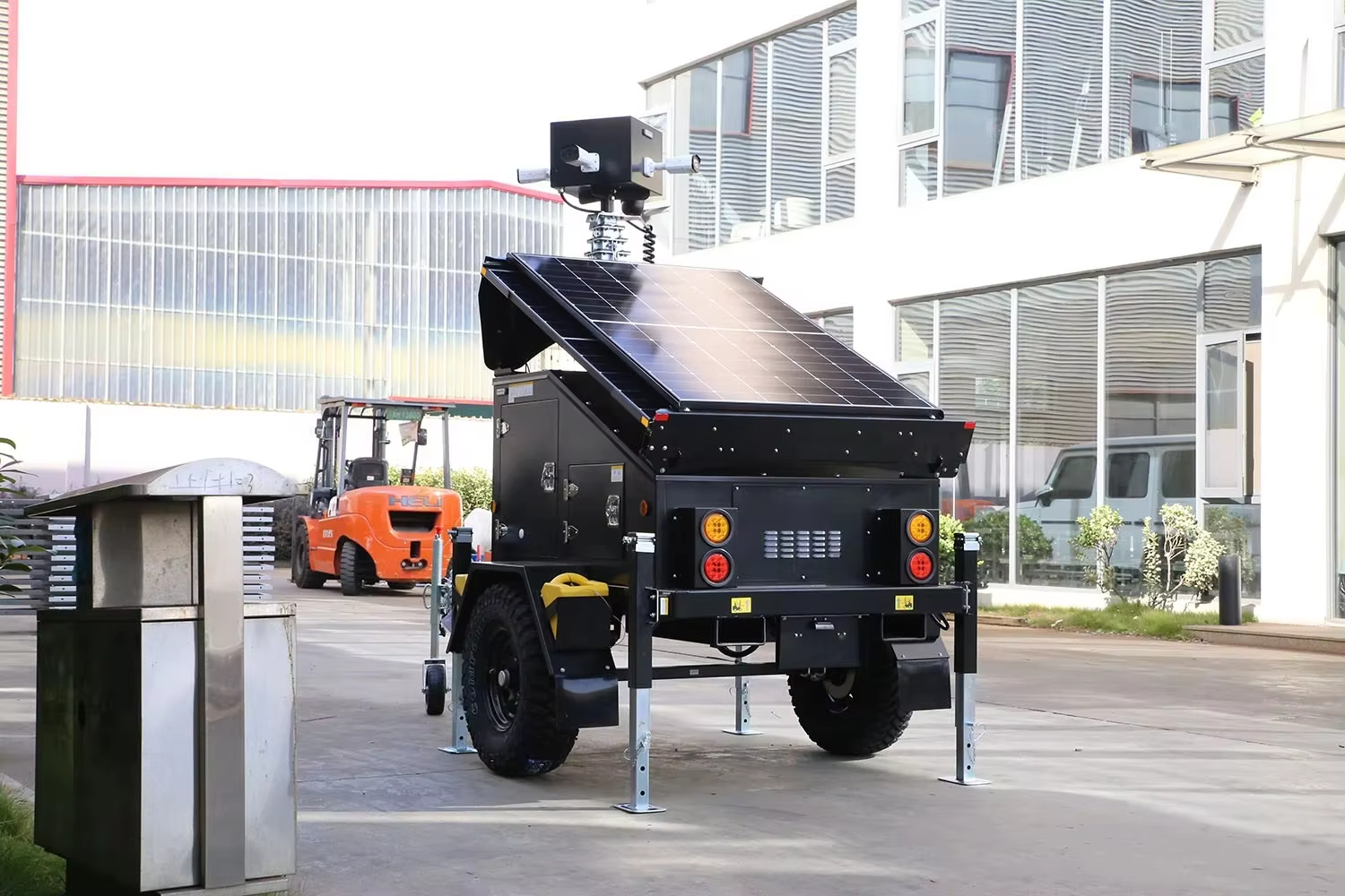 Mobile Solar LED Light Towers 4K CCTV Surveillance System IP67 Waterproof WiFi 8CH NVR Portable Solar Powered Outdoor Trailer
