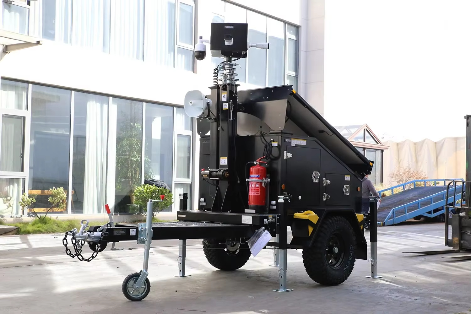 Mobile Solar LED Light Towers 4K CCTV Surveillance System IP67 Waterproof WiFi 8CH NVR Portable Solar Powered Outdoor Trailer