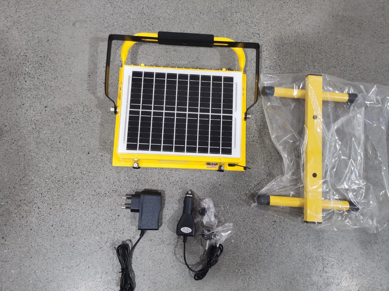 200W Rechargeable Solar Floodlight Outdoor Portable LED Multifunctional Spotlight IP65 Waterproof Floodlight Emergency Lighting Light