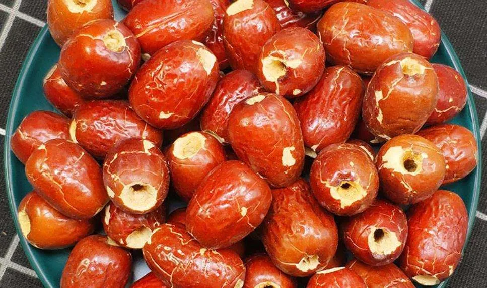 فواكه كاملة مجففة بالتجميد عضوية موسمية مقطعة إلى أنصاف ومكعبات من التمر الهندي