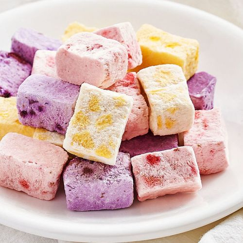 زبادي مجفف بالتجميد مع فواكه بنكهة الخوخ، التوت الأزرق، الفراولة