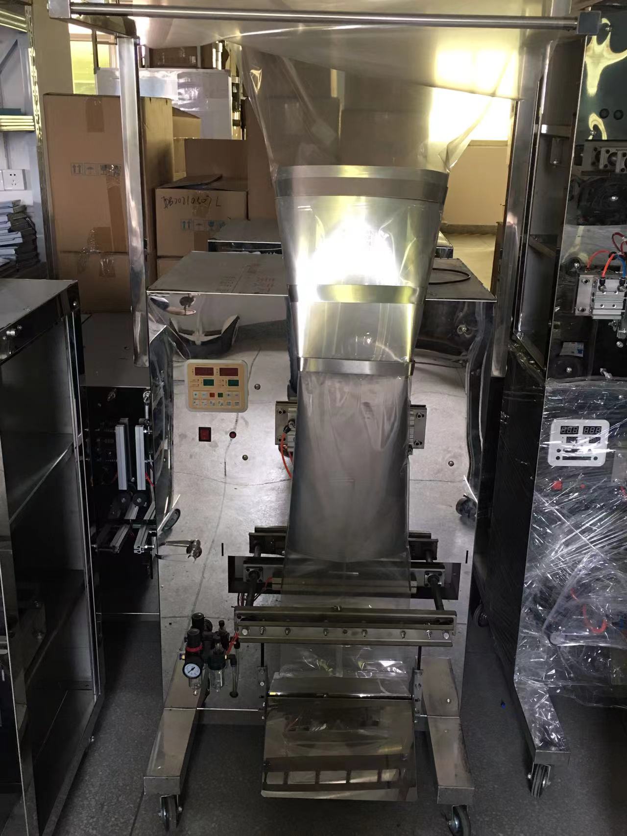 Automatic Loading Food Peanuts Seeds Grains Dried Tea Fruit Vertical Packaging Machine