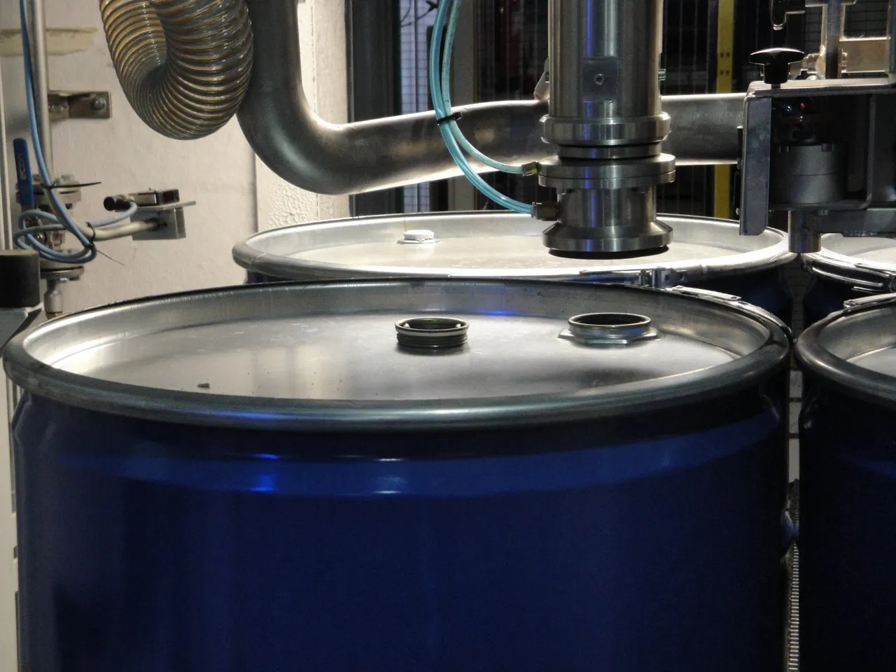 Semi-Automatic Weighing Drum Filling and Capping Machine 4×200L Tote Integrated Unit Suitable for Water Chemicals Paints Industrial Quantitative Filling Product