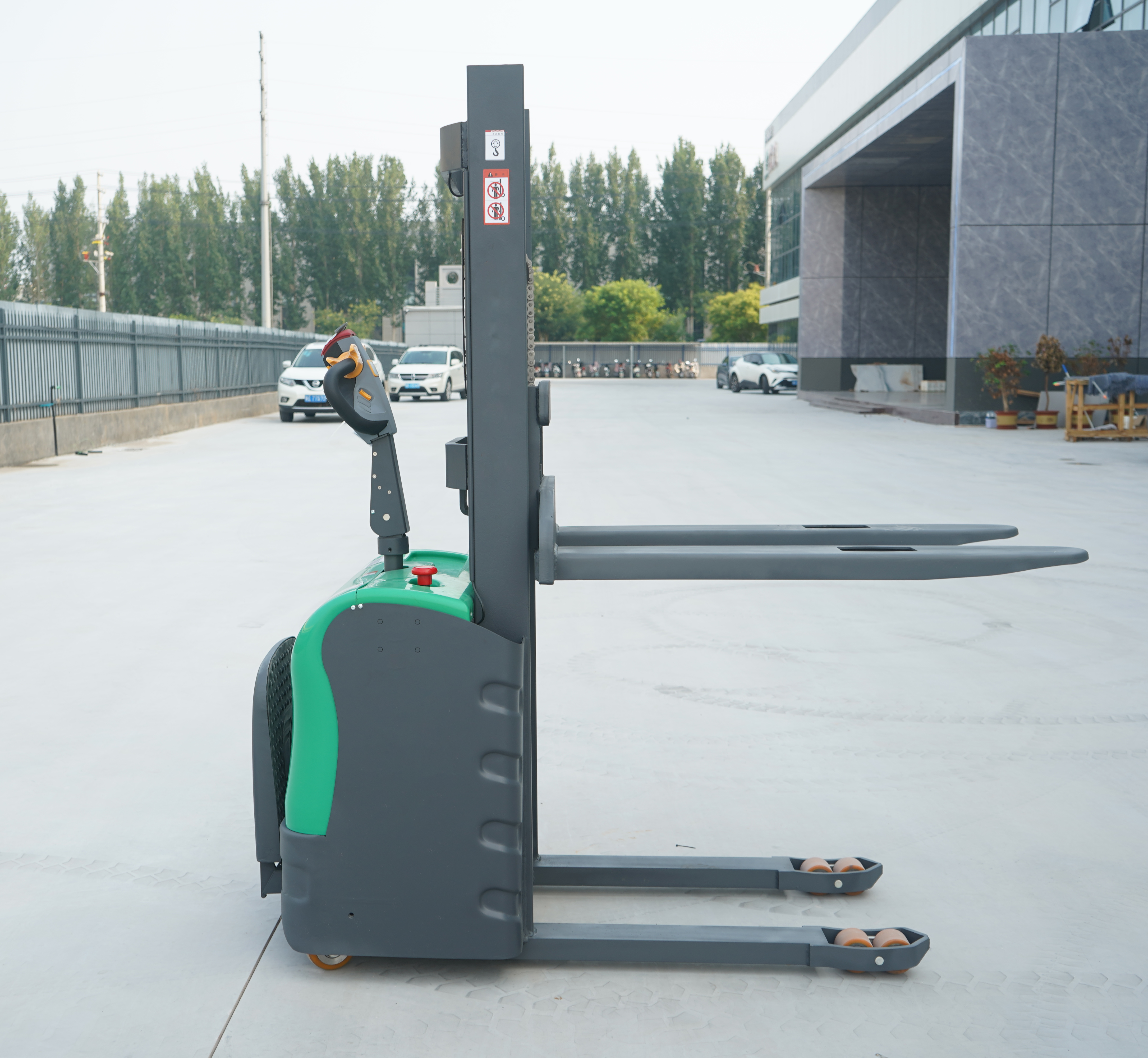 1.5 Ton 2 Ton Automatic Pallet Stacker For Warehouse Pallet Stacker Electric Moving Materials Farm Home Use