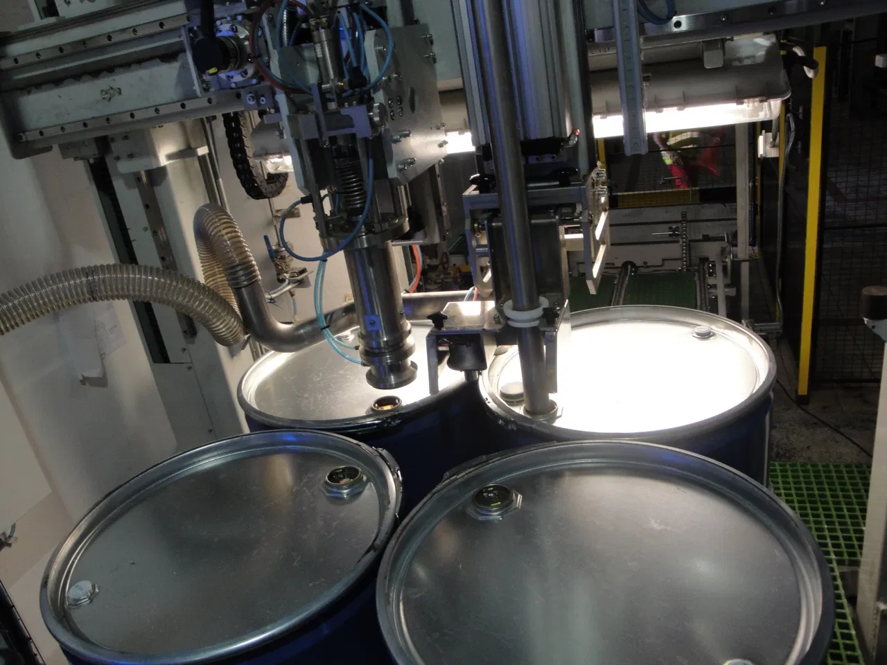 Semi-Automatic Weighing Drum Filling and Capping Machine 4×200L Tote Integrated Unit Suitable for Water Chemicals Paints Industrial Quantitative Filling Product