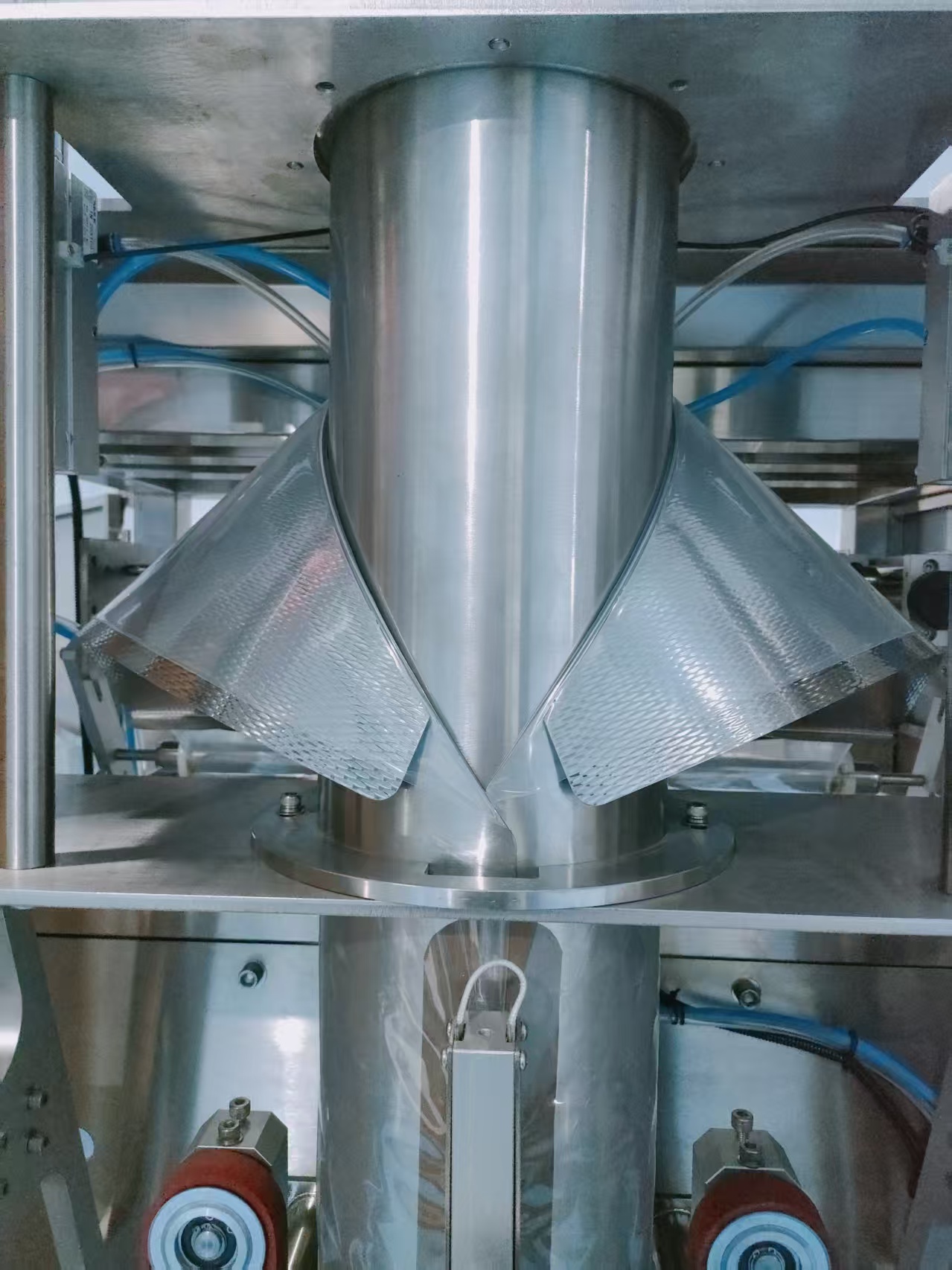 Candy Sweets Nuts Vertical Packing Machine Back Seal Type Laminated Film Packaging Machine Food Grade