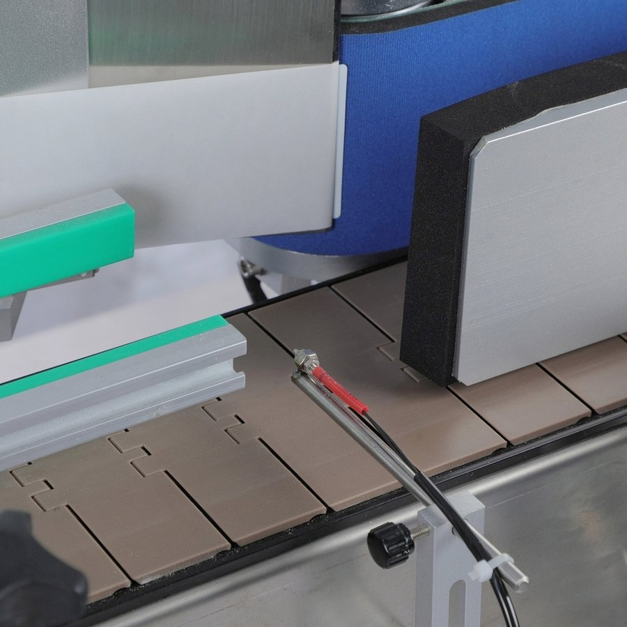 High-Speed Vertical Automatic Bottle-Rolling Labeling Machine Used for Beverage Production