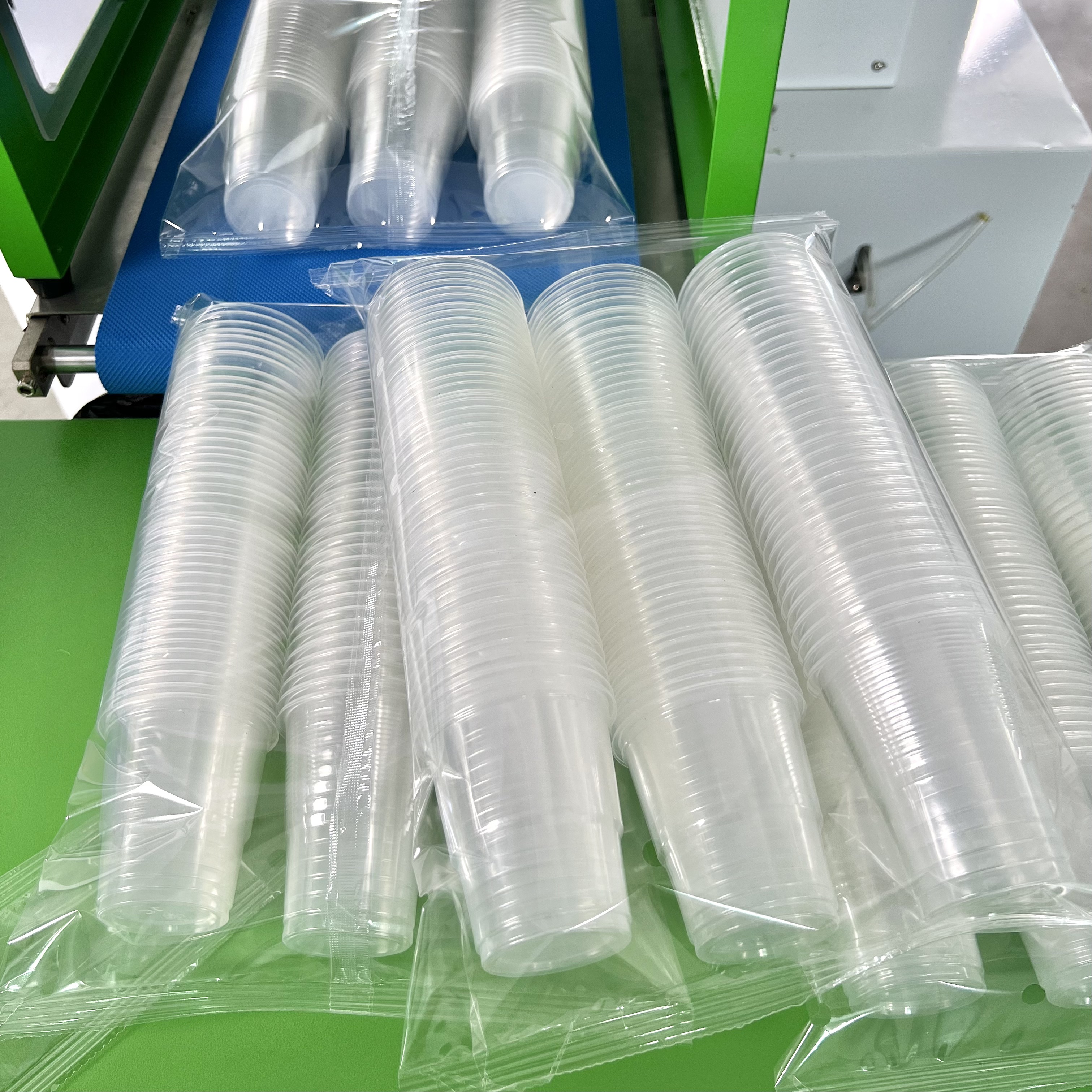Semi Automatic Plastic Film 3 Side Seal Bags High Productivity Digital PLC Packaging Machine for Food Lunch/Takeout Boxes
