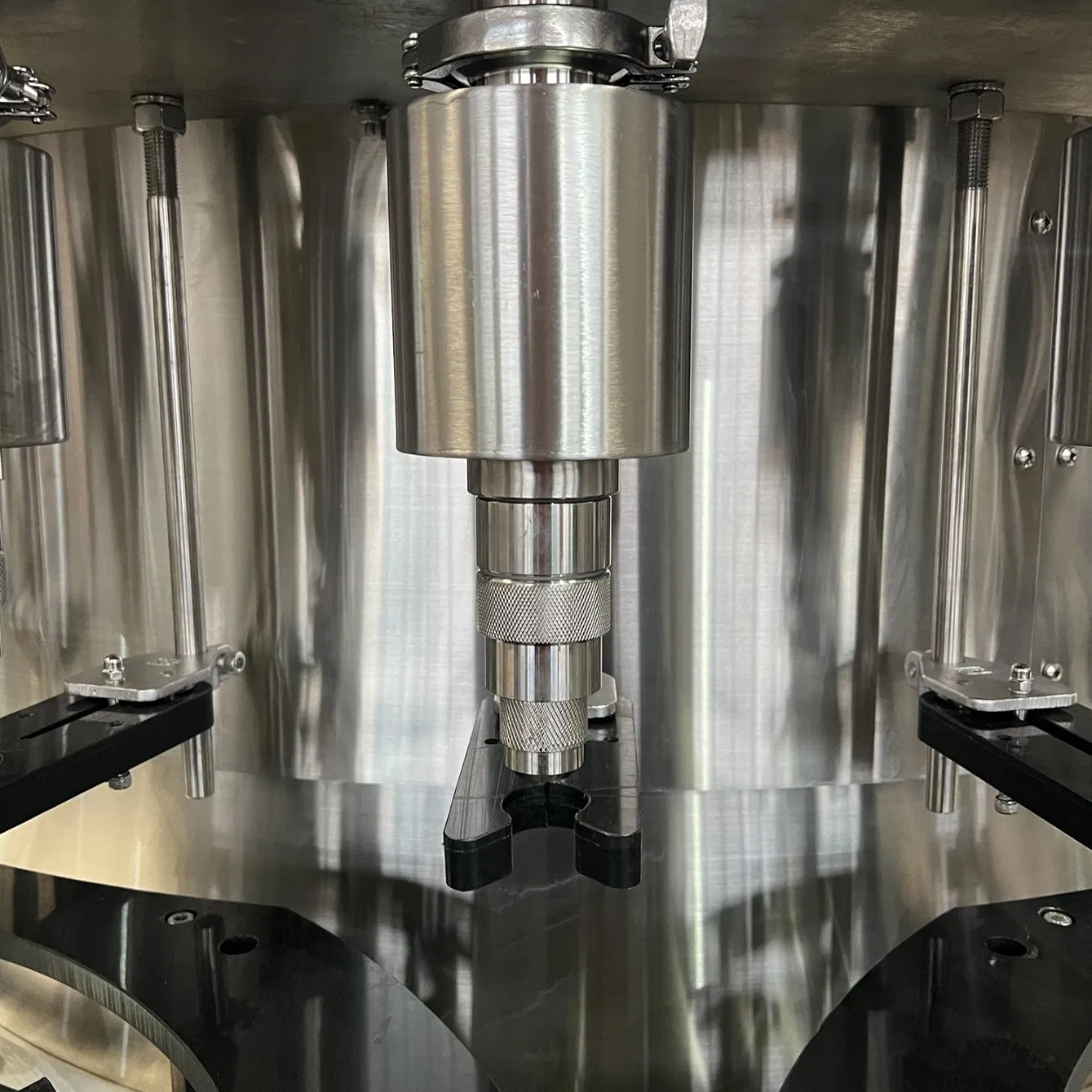 Liquor, Red Wine, and Spirits Filling Machine; Juice and Beverage Filling Machine