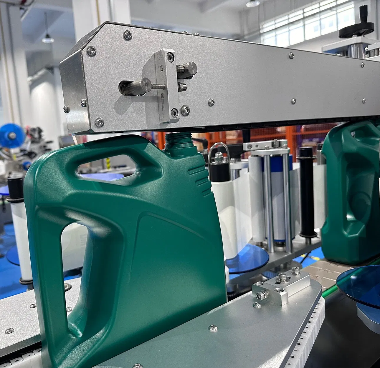 China Factory Automatic Square Bottle Labeling Machine