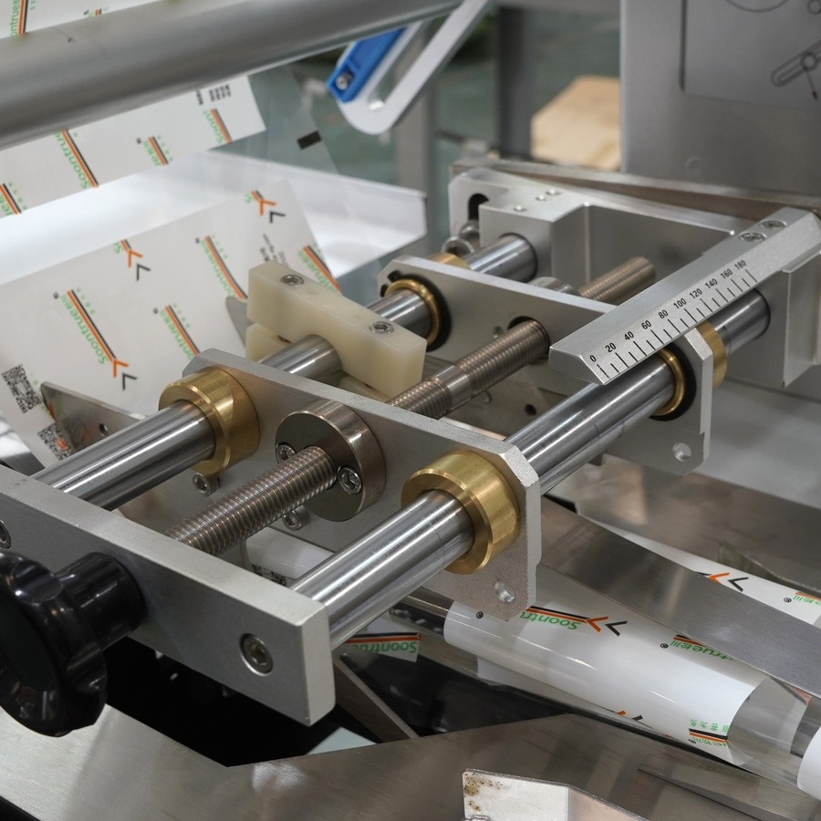 Packaging Automatic Bakery OEM Food Customized Harware Flow Wrap Servo Packing Machine for Food Industry Wrapping Powder
