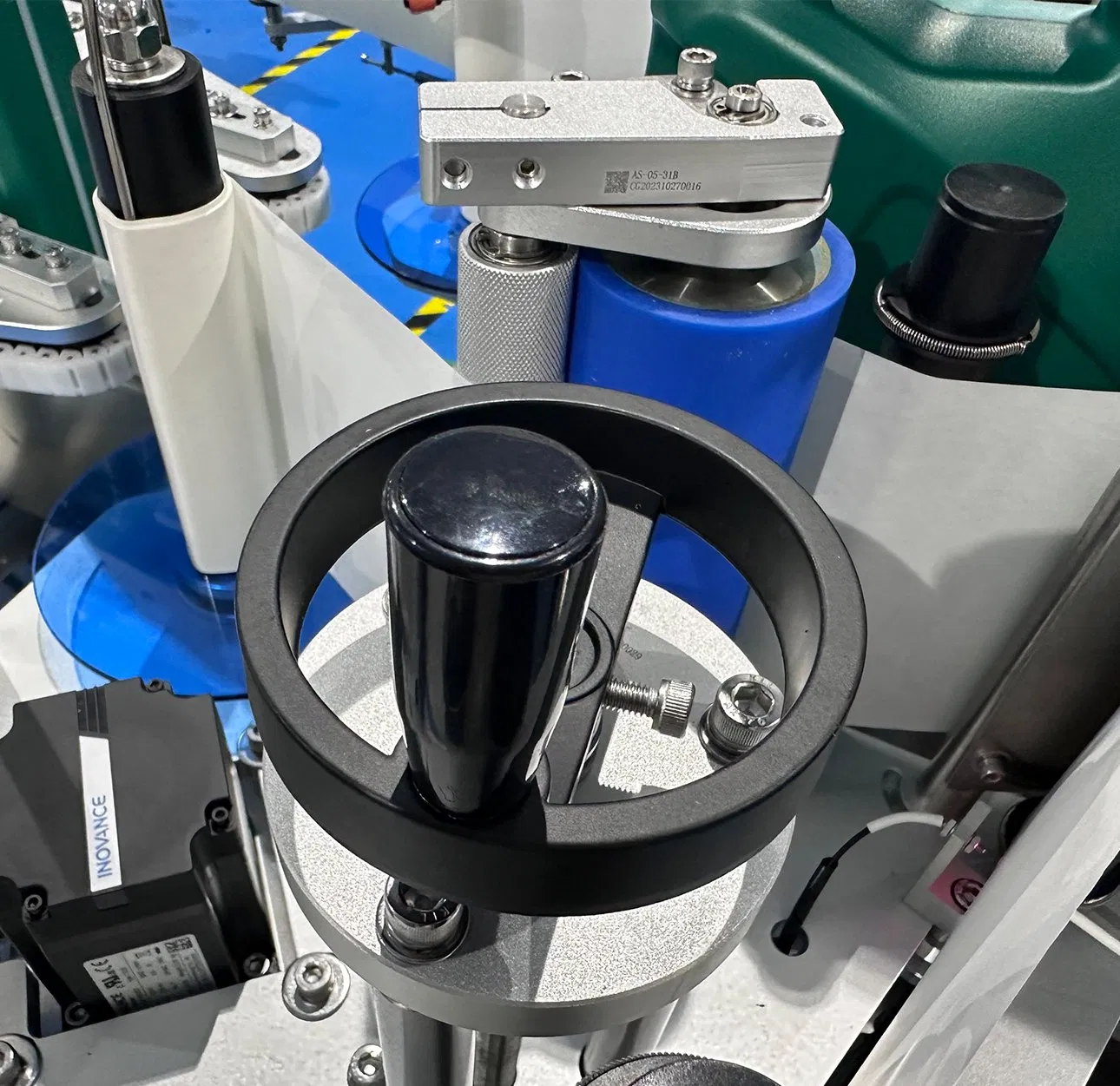 China Factory Automatic Square Bottle Labeling Machine