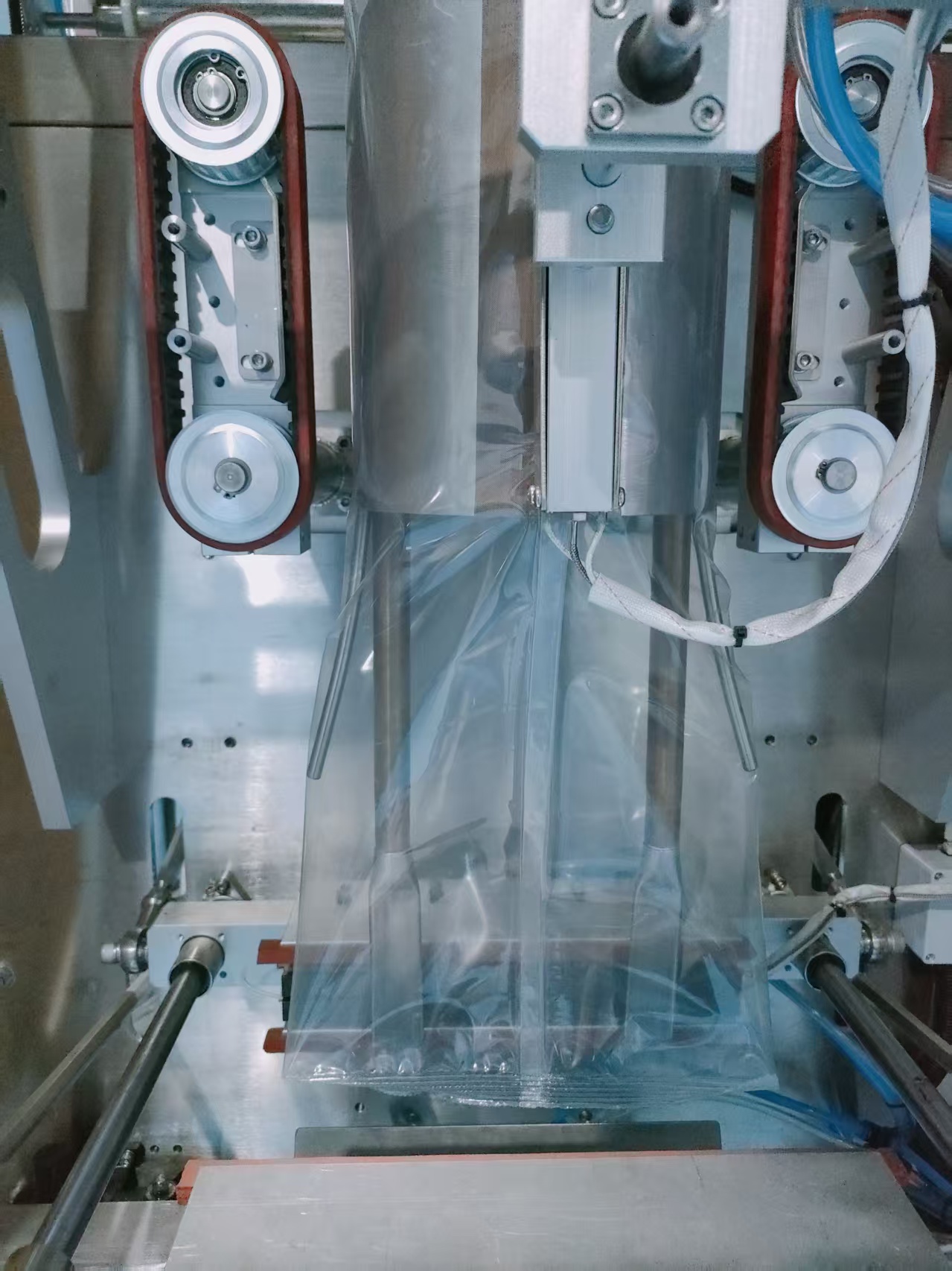 Candy Sweets Nuts Vertical Packing Machine Back Seal Type Laminated Film Packaging Machine Food Grade