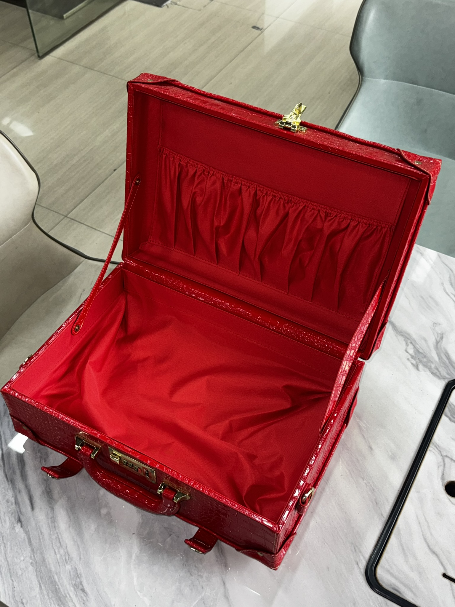 Custom Red Crocodile Embossed PU Leather Cosmetic Suitcase Makeup Organizer Zipper Large Combination Lock Luxury Beauty Gift