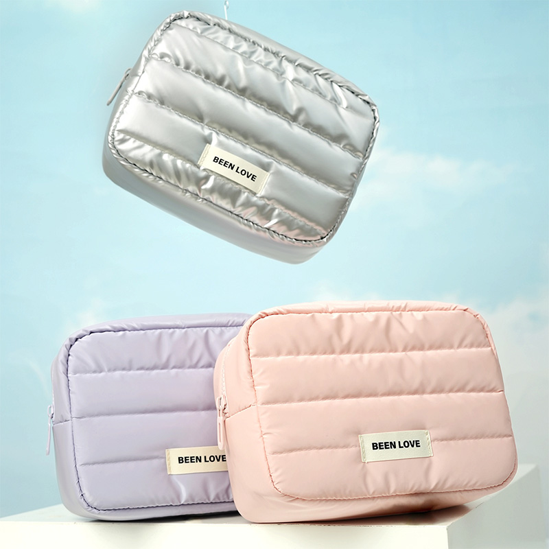Portable Large Polyester Cosmetic Storage Bag with Zipper Closure Custom Letter Logo Soft and Fluffy Waterproof Makeup Bag