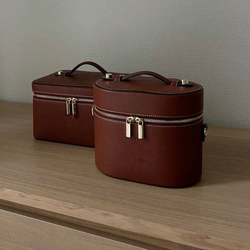 GRS Certified Fashionable Portable Toiletry Bag Travel Waterproof Eco PU Leather Cosmetic Bag With Handle And Custom Logo