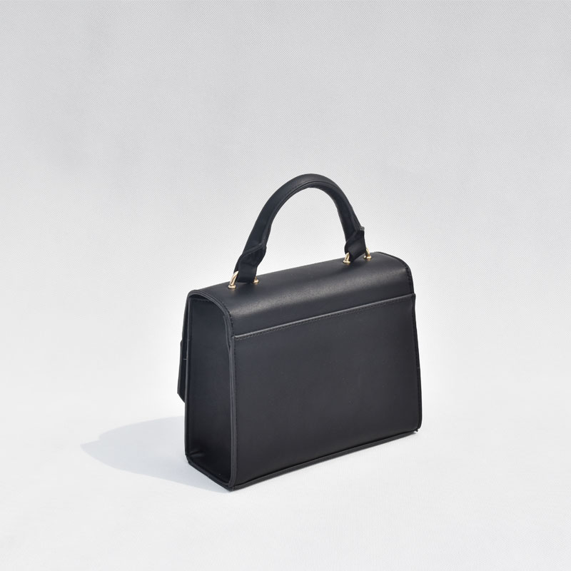 Fashionable Crossbody Cosmetic Bag Designed for Ladies, Featuring a Cartoon-style Small Check Pattern.