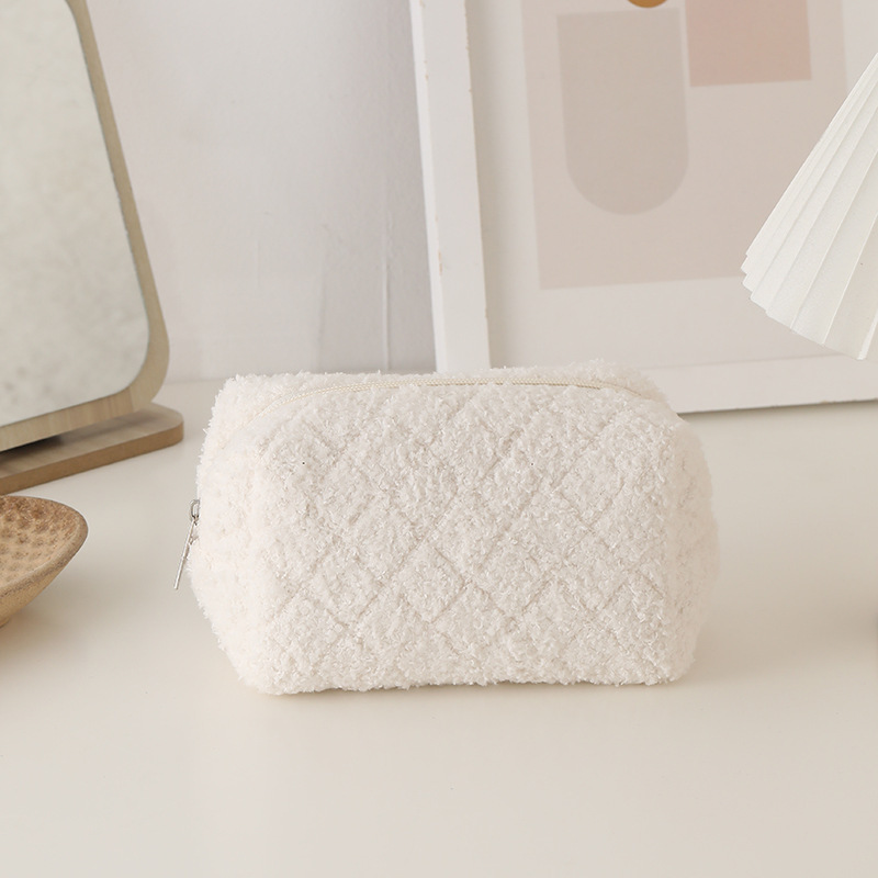 Custom Large Capacity Teddy Fur Traveling Cosmetic Bag OME Quilt Soft Velvet Pouch Luxury Wool Plush Furry Makeup Purse