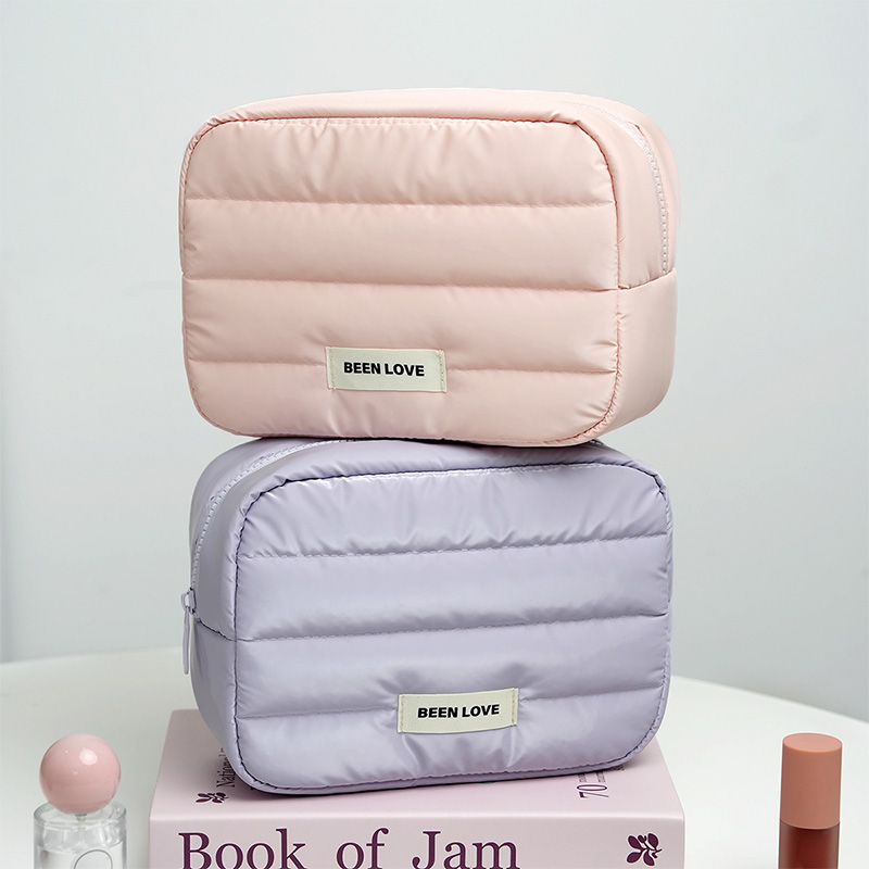 Portable Large Polyester Cosmetic Storage Bag with Zipper Closure Custom Letter Logo Soft and Fluffy Waterproof Makeup Bag