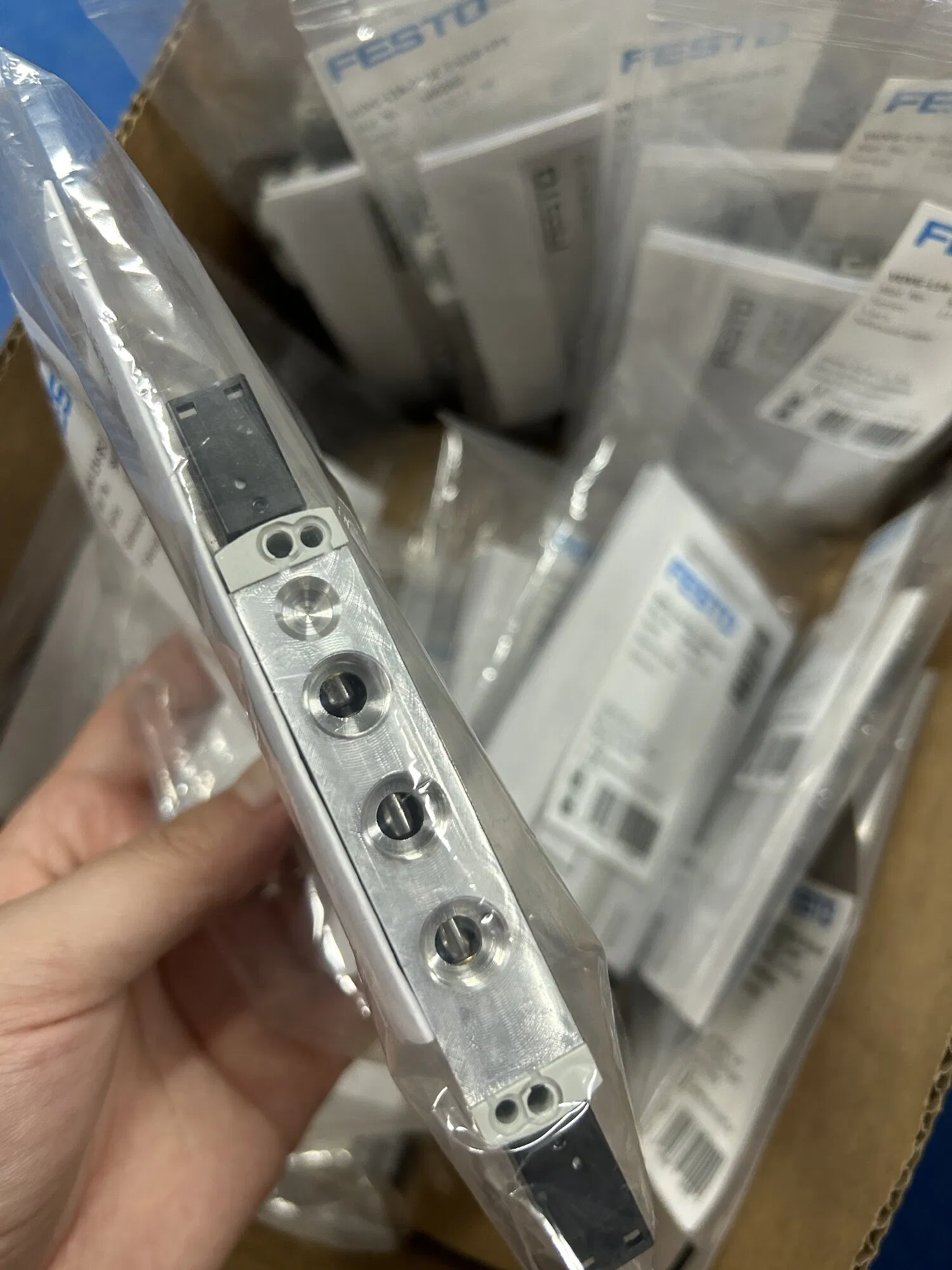 Válvula Solenoide Vuvg-L14-B52-T-G18-1p3 566500 Componentes Pneumáticos para a Alemanha Ponto Original