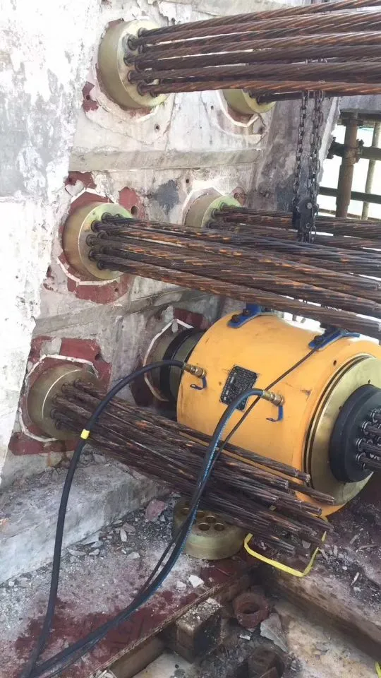 Sistema de Jack Hidráulico de Alta Resistência em Aço para Tensionamento de Cordas Ocas de Aço em Pontes