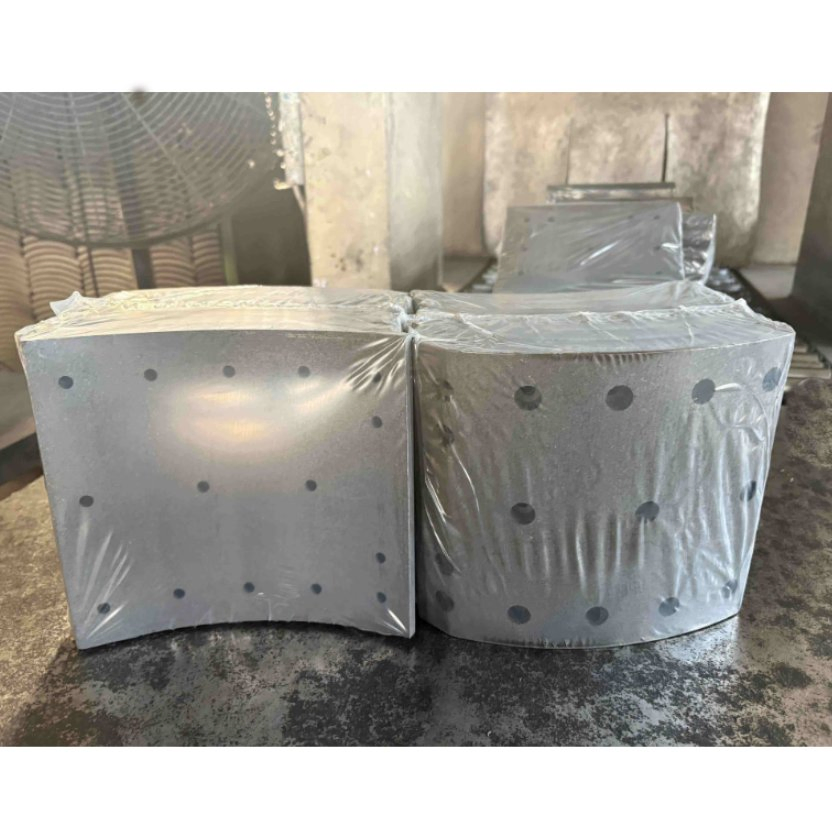 Heavy Duty Truck Brake Lining 15 14 Hole Rear Drum Brake Lining for Volvo FAW Sinotruk Dongfeng