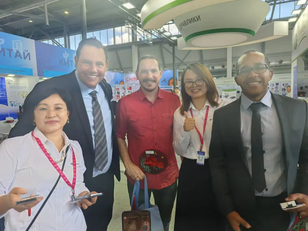 Clientes na feira industrial