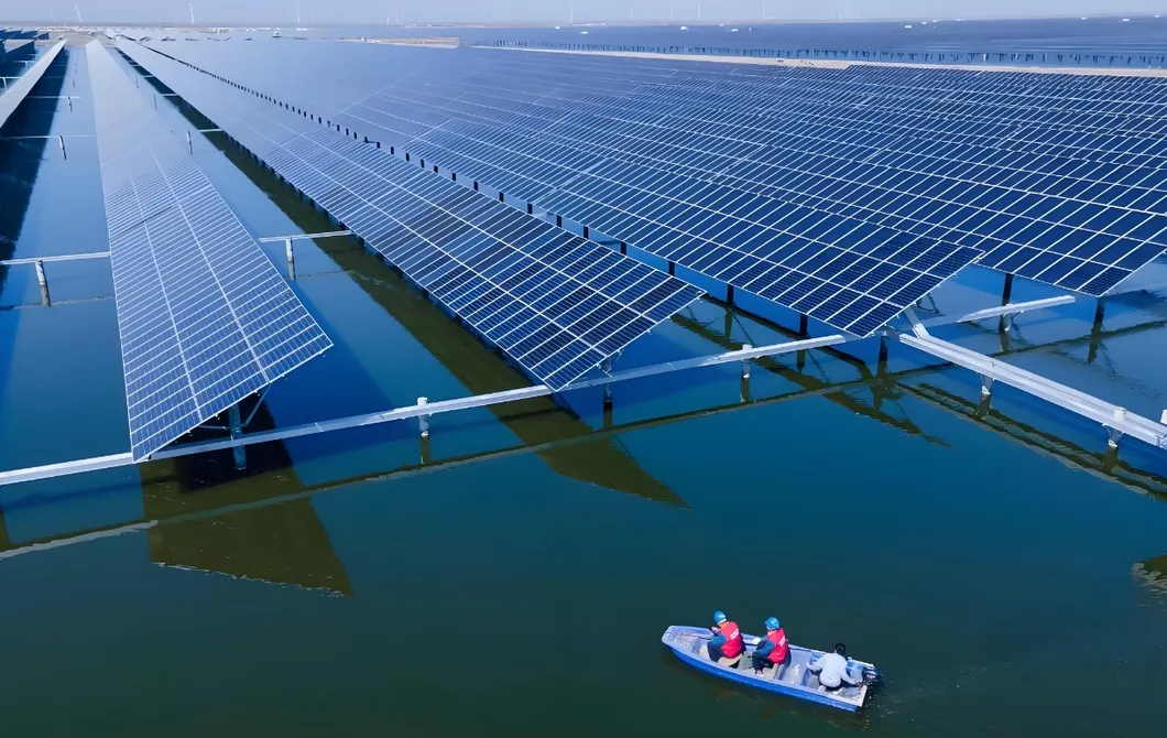 Sistema de Montagem de Painéis Solares Centralizado para Estruturas Flutuantes de Cimento