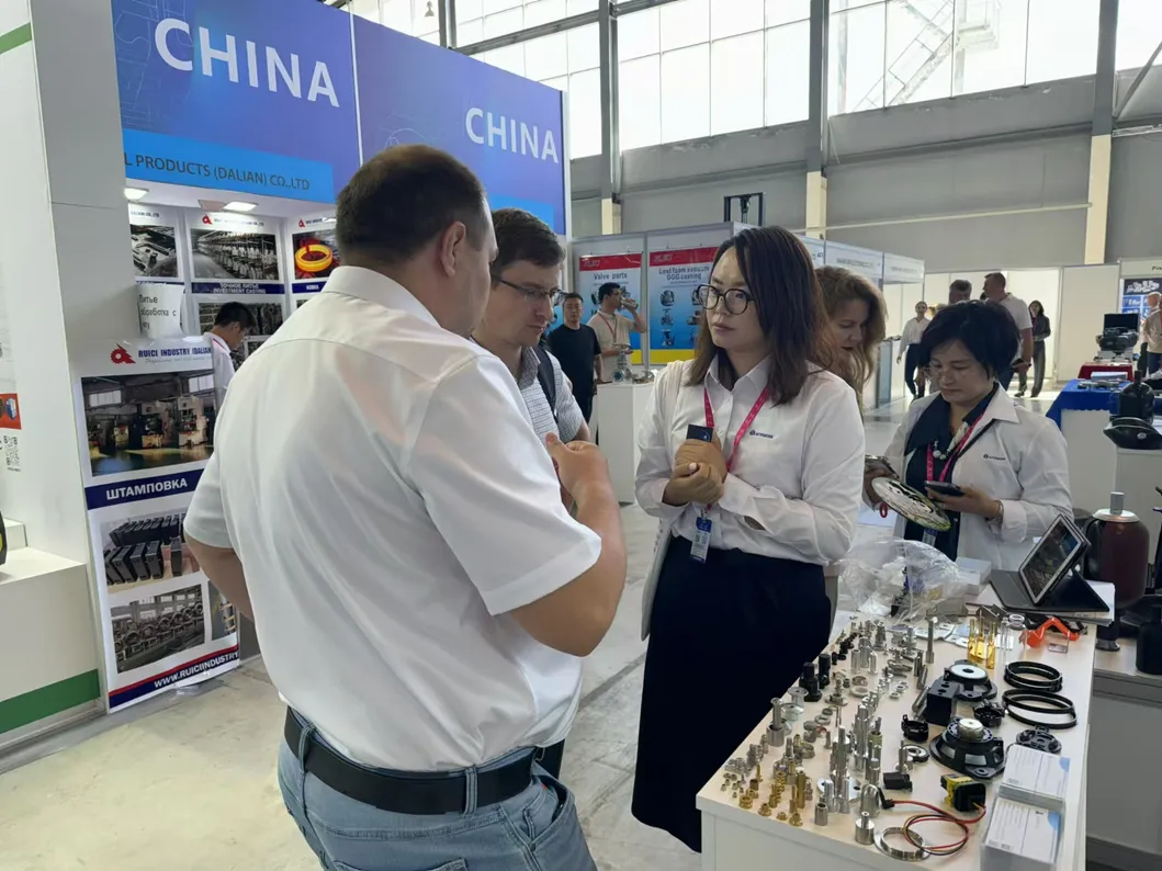 Clientes de usinagem de precisão nas exposições