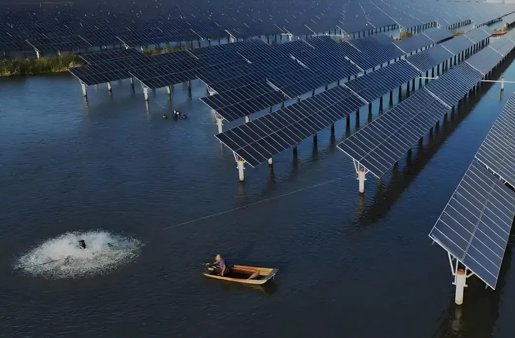 Sistema de Montagem de Painéis Solares Centralizado para Estruturas Flutuantes de Cimento