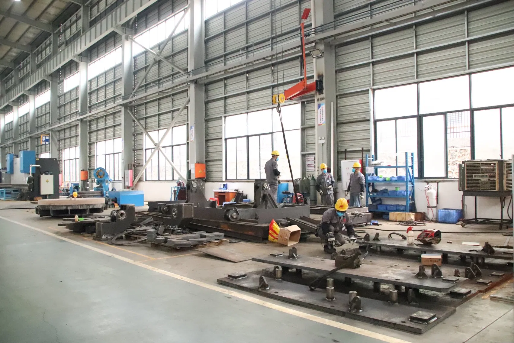 Sistema de Forno de Indução com Design Avançado de Torre de Resfriamento e Metal Fundido