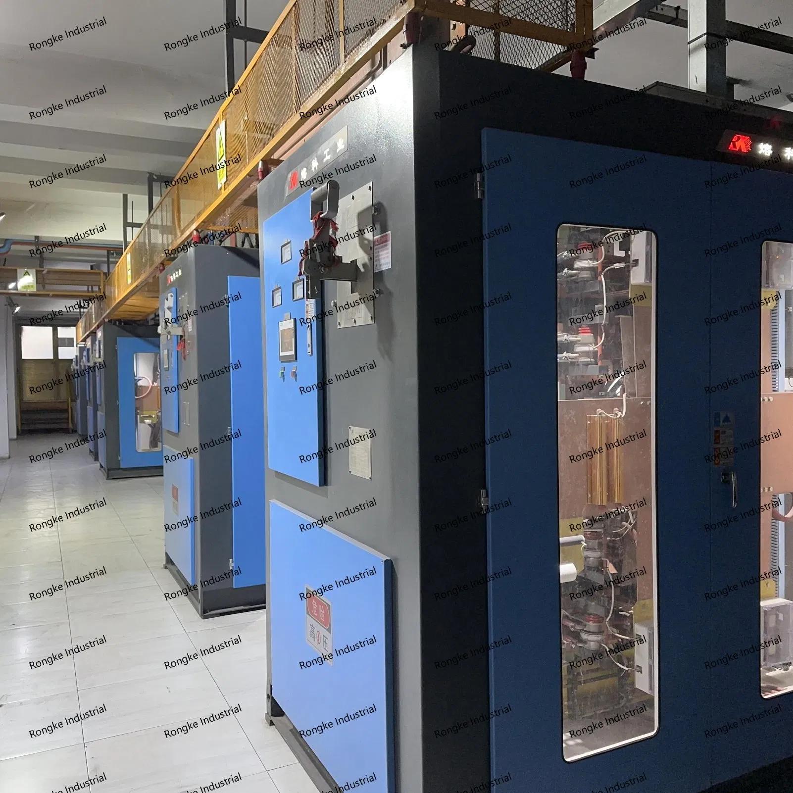 Sistema de Forno de Indução com Design Avançado de Torre de Resfriamento e Metal Fundido