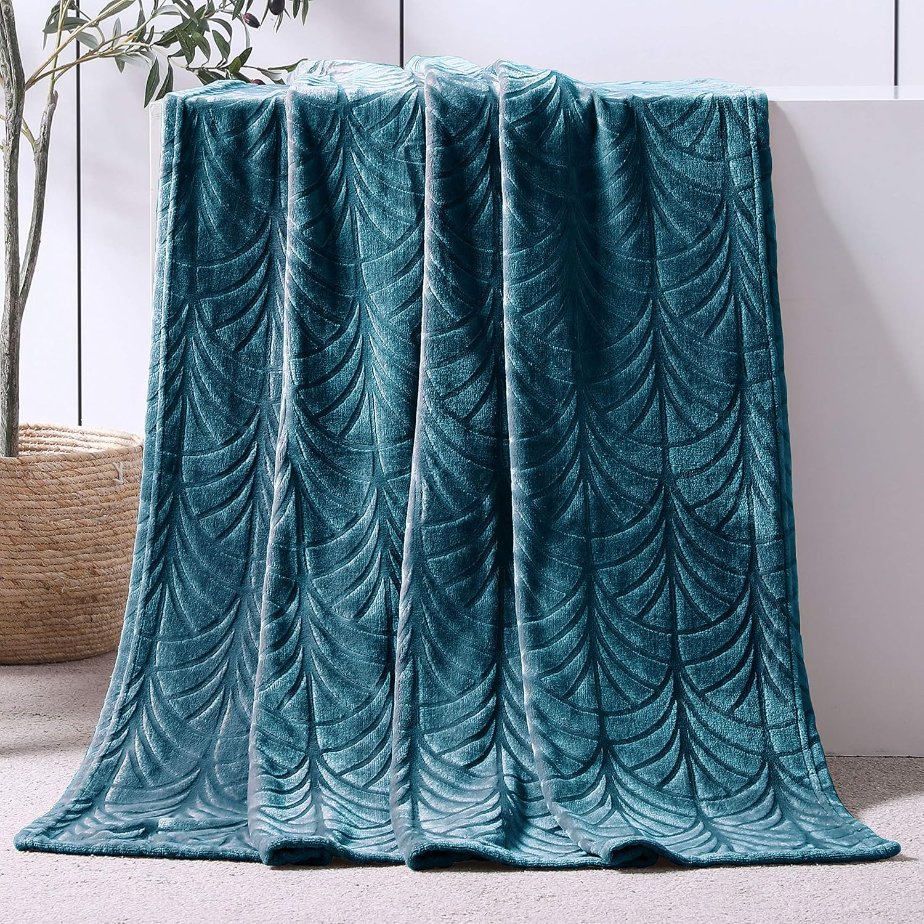 Super Soft Fluffy Fleece Blanket for Cozy Winter Nights