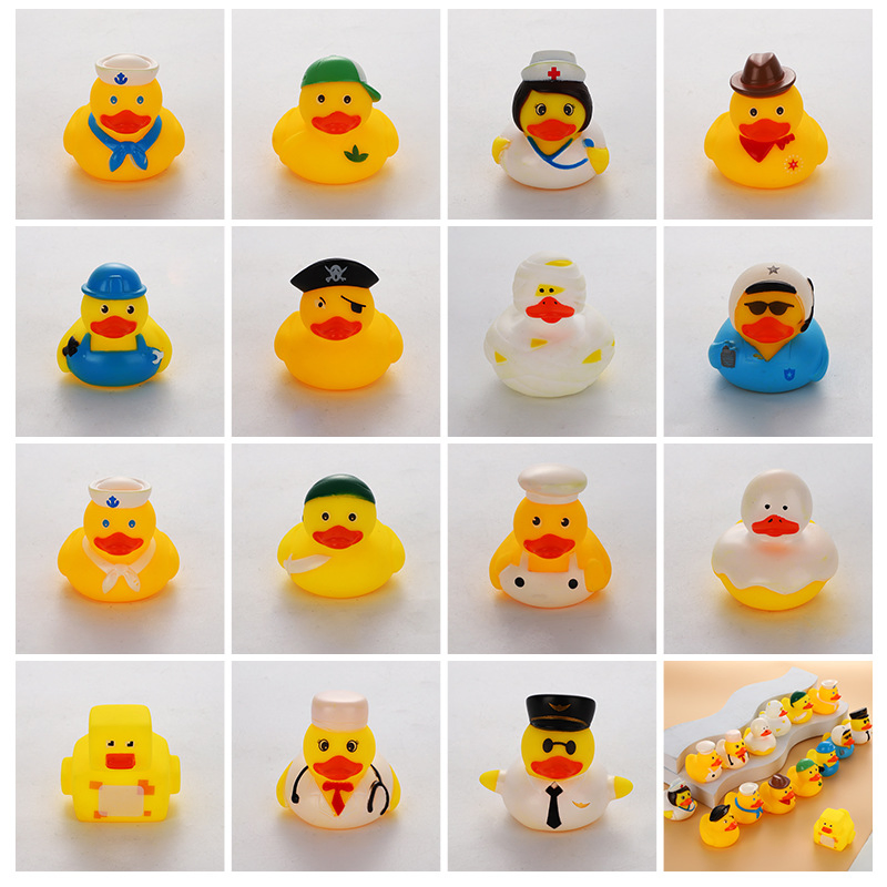 O pequeno pato de brinquedo do bebê toma banho e brinca na água. O pato amarelo de brinquedo aperta e grita