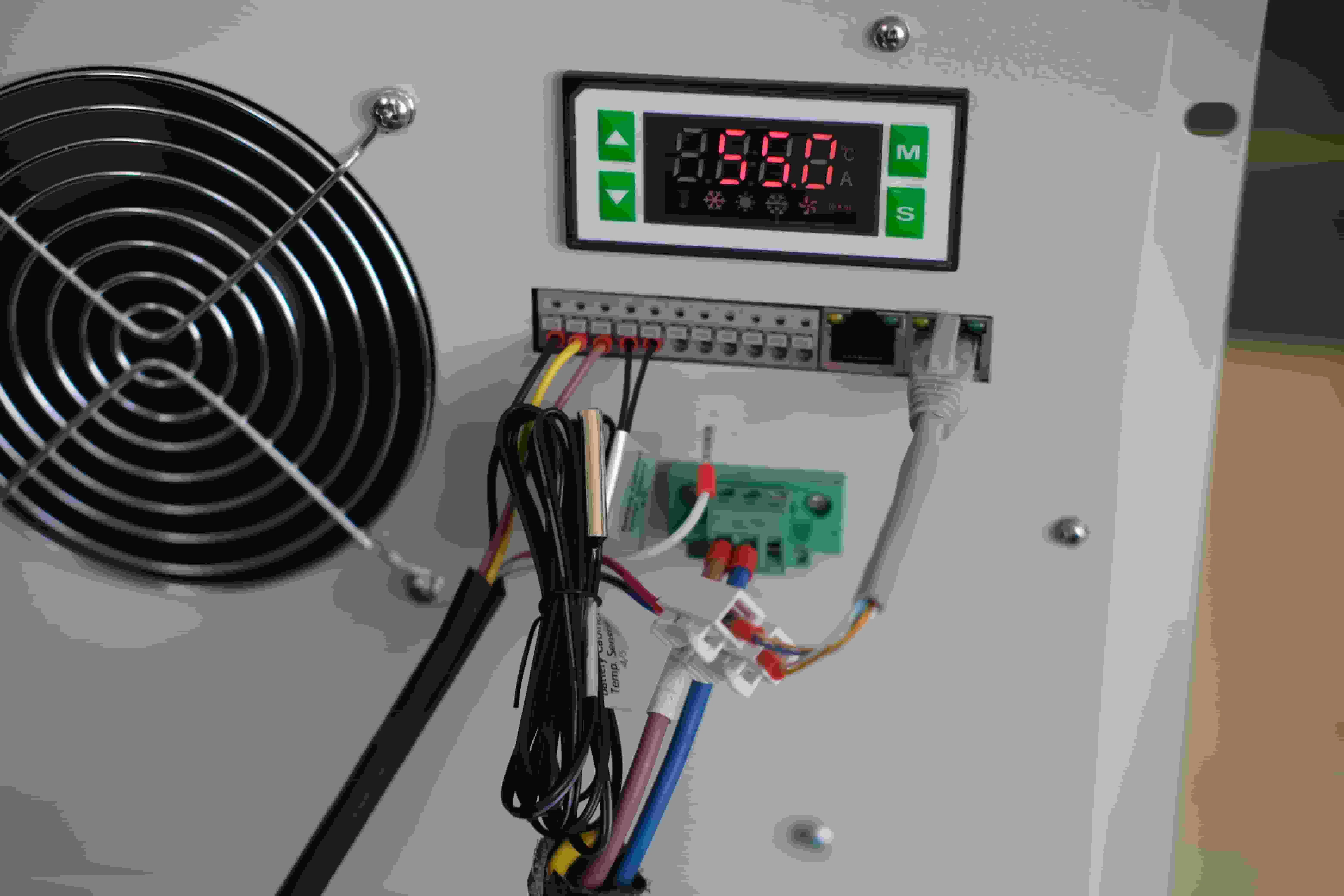 Solar Hybrid Energy Shelter DC Inverter Air Conditioner Cooling Solution