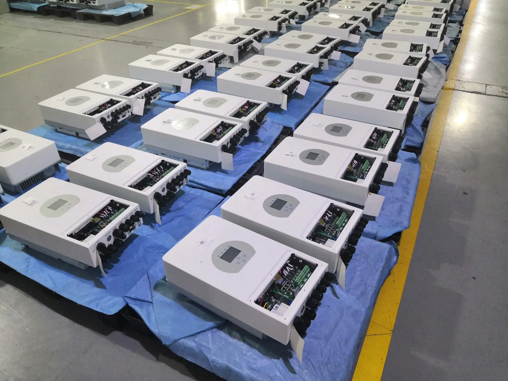 Three Phase Hybrid Inverter Deye SUN-5/6/8/10/12K Inverter With Low Battery Voltage 48V