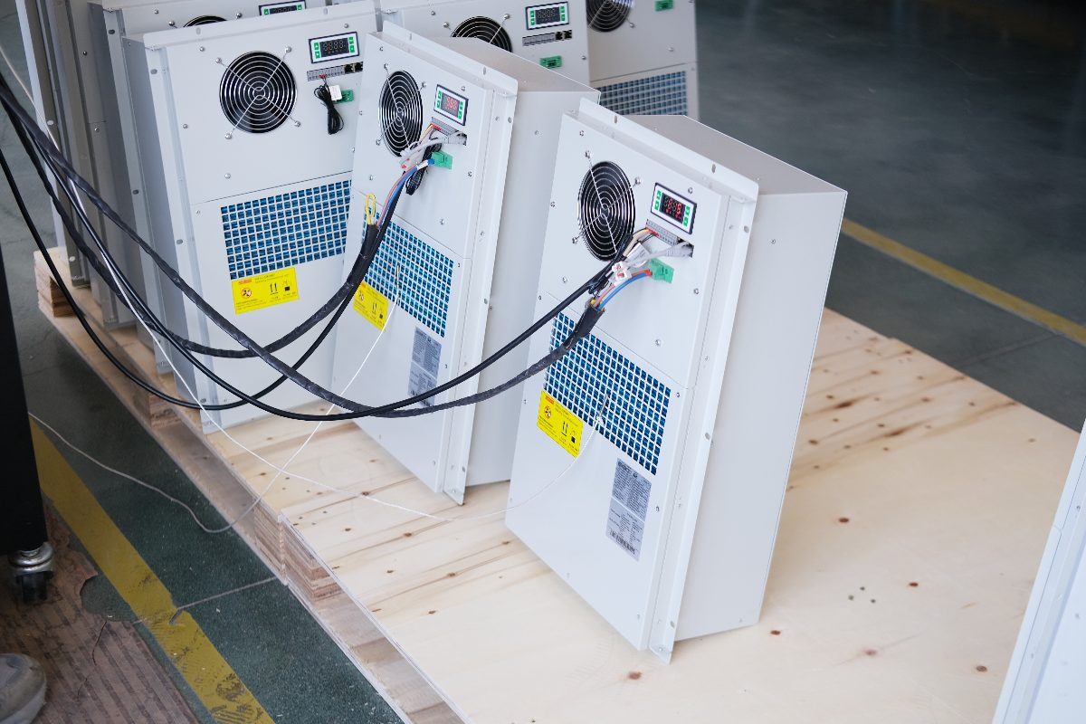 Solar Hybrid Energy Shelter DC Inverter Air Conditioner Cooling Solution