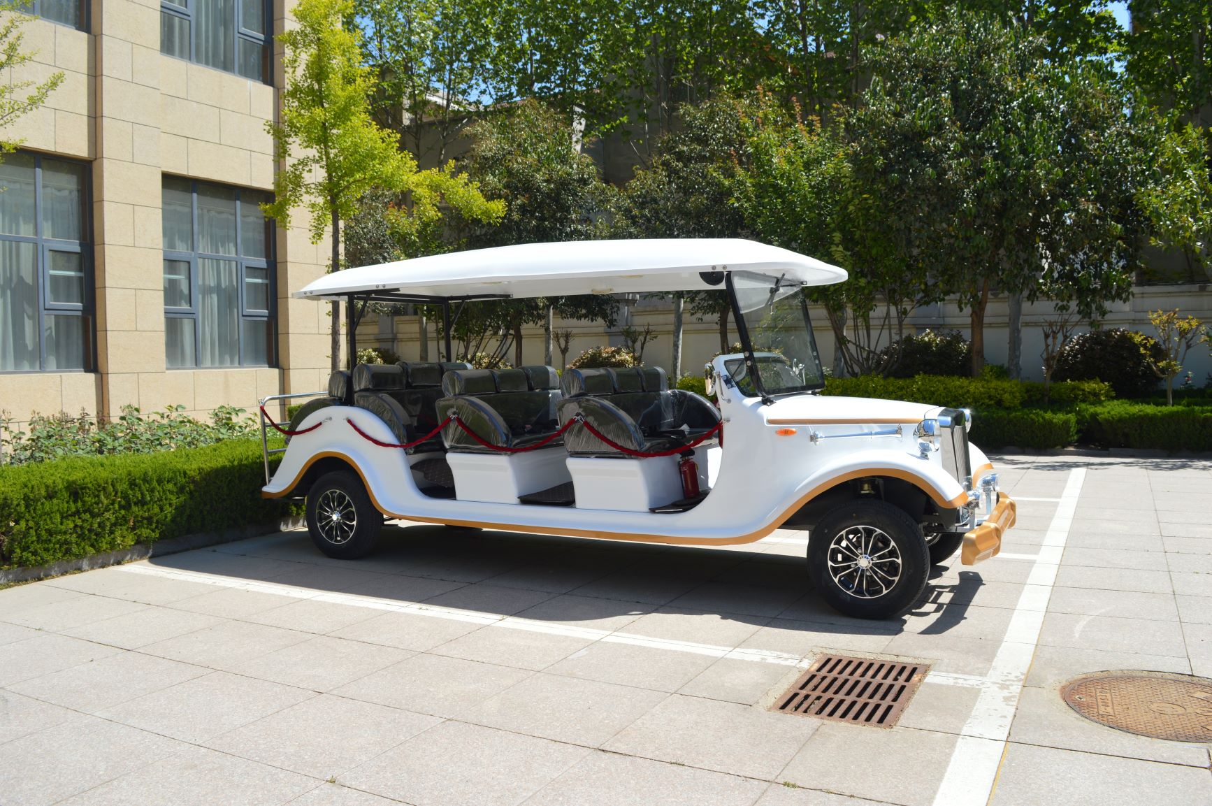 Luxury 12 Passenger Electric Classic Resort Shuttle 72V Low Noise Vehicle for Hotel Guest Transfer Resort Tour