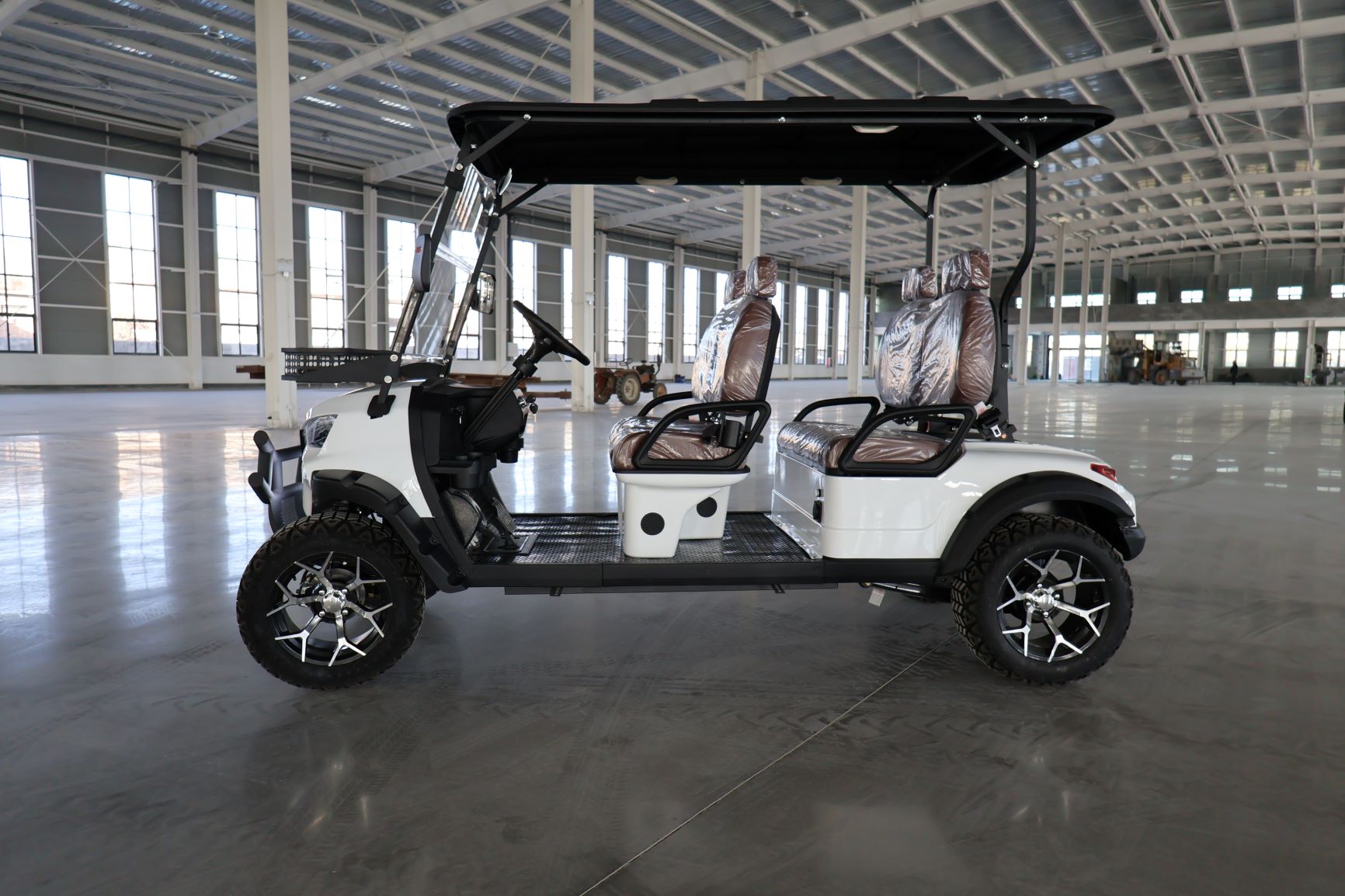 High Performance Easy Operate White Electric Golf Cart 4 Seater Belts Equipped for Scenic Spot Commercial Center Hotel