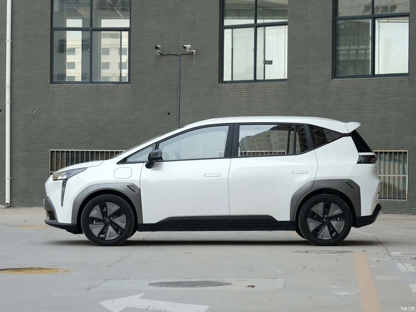 Amazing Price Rhd Charging Car Aion Y Fully Electric Vehicle with Ecc