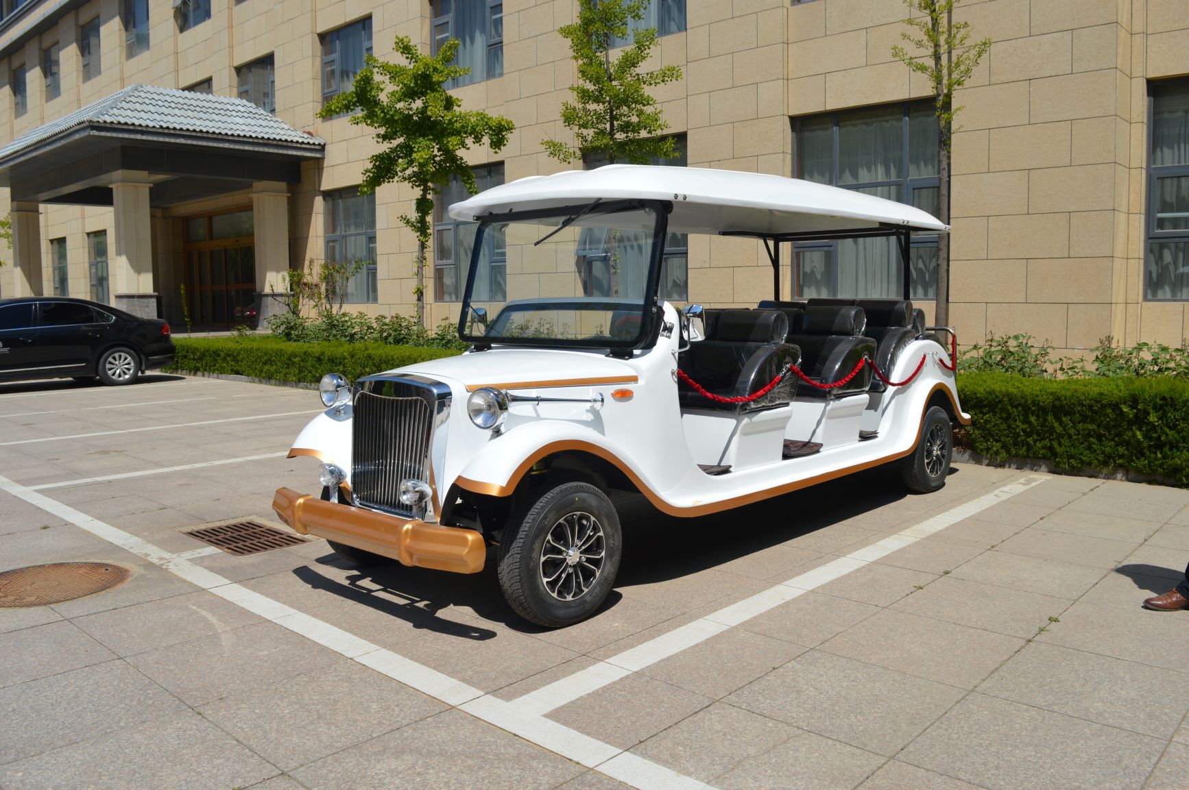 Luxury 12 Passenger Electric Classic Resort Shuttle 72V Low Noise Vehicle for Hotel Guest Transfer Resort Tour