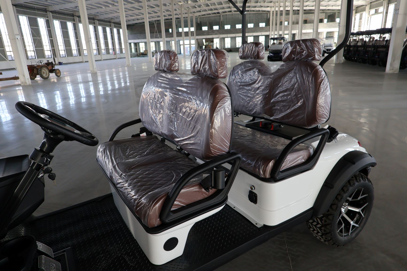 High Performance Easy Operate White Electric Golf Cart 4 Seater Belts Equipped for Scenic Spot Commercial Center Hotel